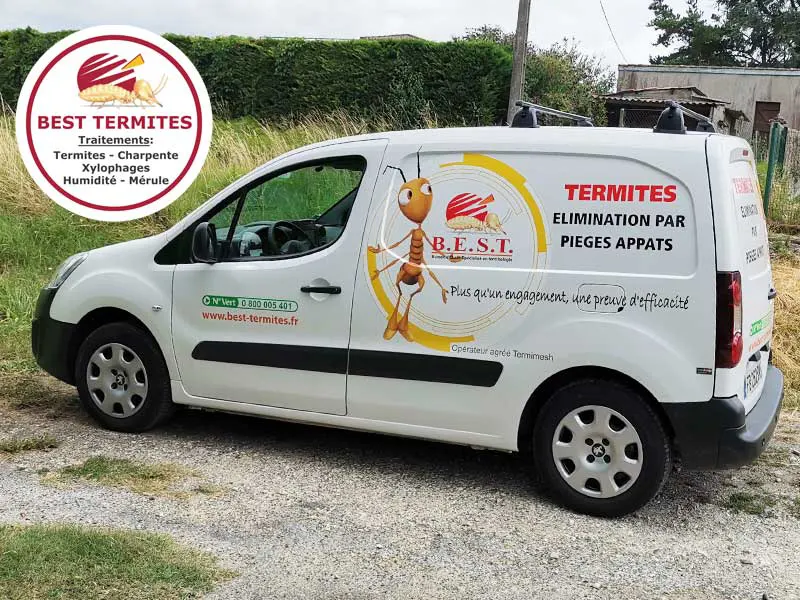 Véhicule de chantier BEST TERMITES,lors d'un traitement au Passage d'Agen.